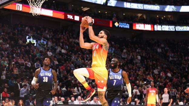 Jayson Tatum sube a tiro en la segunda mitad del NBA All Star Game 2023