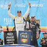 Kyle Busch en el carril de la victoria en Auto Club Speedway - NASCAR Cup Series