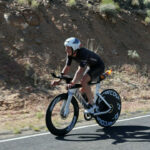 ST GEORGE, UTAH - 7 DE MAYO: Kyle Smith de Australia compite en bicicleta durante el Campeonato Mundial IRONMAN 2021 el 7 de mayo de 2022 en St George, Utah.  (Foto de Tom Pennington/Getty Images para IRONMAN)