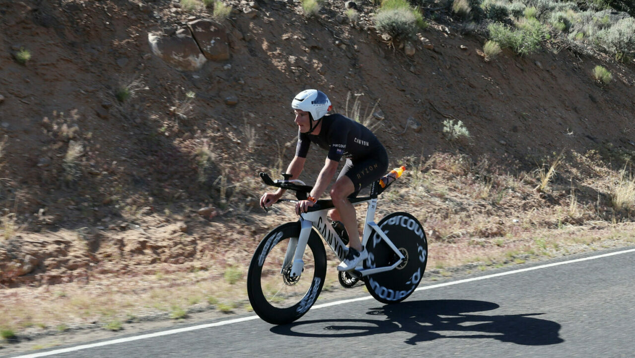 ST GEORGE, UTAH - 7 DE MAYO: Kyle Smith de Australia compite en bicicleta durante el Campeonato Mundial IRONMAN 2021 el 7 de mayo de 2022 en St George, Utah.  (Foto de Tom Pennington/Getty Images para IRONMAN)