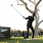 Tiger Woods juega junto a un árbol y un letrero de Genesis Invitational