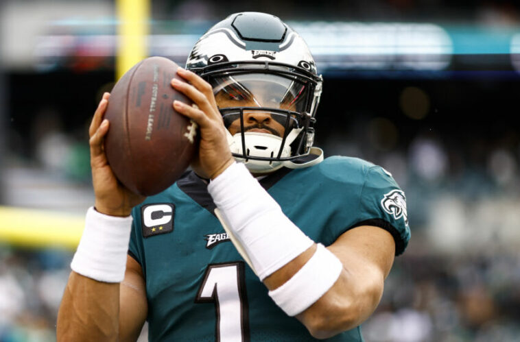 QB Jalen Hurts, Águilas de Filadelfia.  (Foto de Kevin Sabitus/Getty Images)