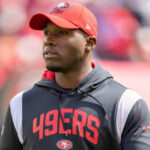 El coordinador defensivo de los 49ers, DeMeco Ryans, observa durante un partido contra los Seahawks.