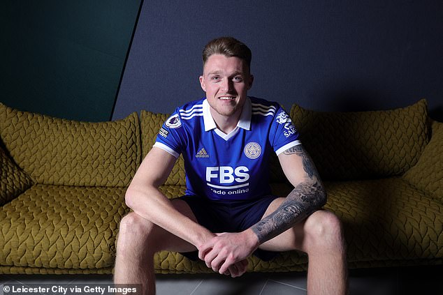 La estrella de la Copa del Mundo de Socceroos, Harry Souttar, cree que no pasará mucho tiempo hasta que más australianos aseguren sus propios contratos en la EPL, luego de que el imponente defensor se mudara a Leicester por 23 millones de dólares.