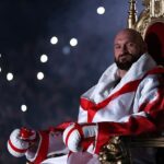 Tyson Fury se sienta en su trono antes de ingresar al ring antes de la pelea por el título mundial de peso pesado del CMB contra Dillian Whyte en el estadio de Wembley.