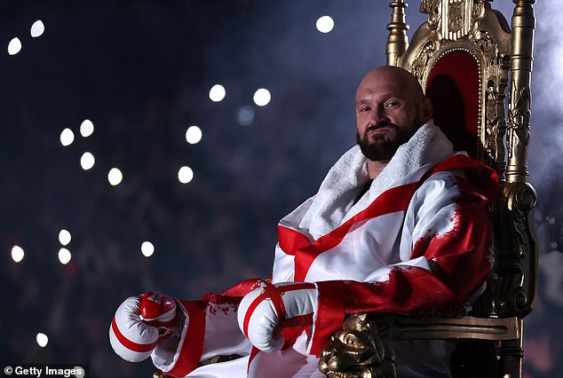 Tyson Fury se sienta en su trono antes de ingresar al ring antes de la pelea por el título mundial de peso pesado del CMB contra Dillian Whyte en el estadio de Wembley.