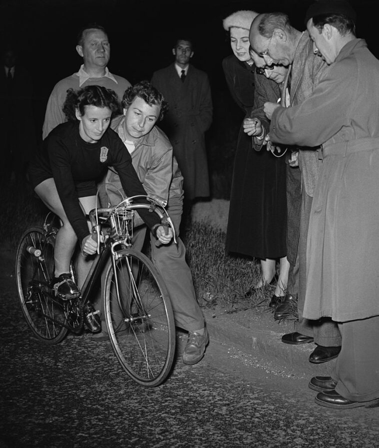 La legendaria plusmarquista ciclista Eileen Sheridan muere a los 99 años