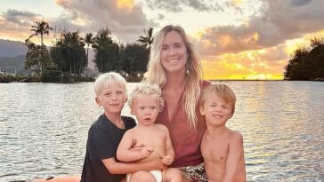 Hamilton con sus hijos Tobias, Wesley y Micah.  La madre de tres hijos y surfista campeona ha desafiado a la WSL por su política transgénero, diciendo que no se consultó a los atletas.
