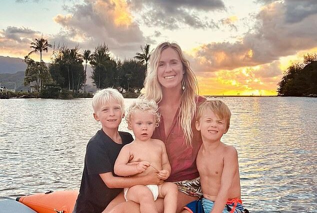 Hamilton con sus hijos Tobias, Wesley y Micah.  La madre de tres hijos y surfista campeona ha desafiado a la WSL por su política transgénero, diciendo que no se consultó a los atletas.