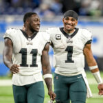 DETROIT, MICHIGAN - 11 DE SEPTIEMBRE: AJ Brown #11 de los Philadelphia Eagles y Jalen Hurts #1 de los Philadelphia Eagles hablan después del partido contra los Detroit Lions en el Ford Field el 11 de septiembre de 2022 en Detroit, Michigan.  (Foto de Nic Antaya/Getty Images)