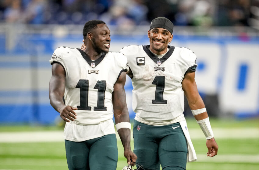 DETROIT, MICHIGAN - 11 DE SEPTIEMBRE: AJ Brown #11 de los Philadelphia Eagles y Jalen Hurts #1 de los Philadelphia Eagles hablan después del partido contra los Detroit Lions en el Ford Field el 11 de septiembre de 2022 en Detroit, Michigan.  (Foto de Nic Antaya/Getty Images)