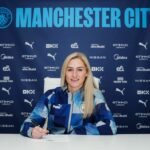 La jugadora del Manchester City Laura Coombs firma una extensión de contrato