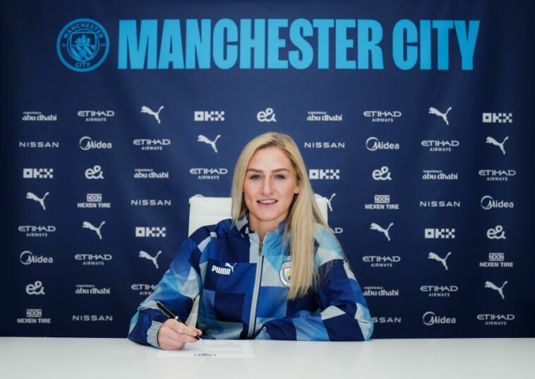 La jugadora del Manchester City Laura Coombs firma una extensión de contrato