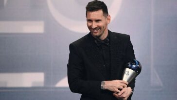Lionel Messi acuna su premio FIFA The Best durante la ceremonia en París el lunes por la noche.