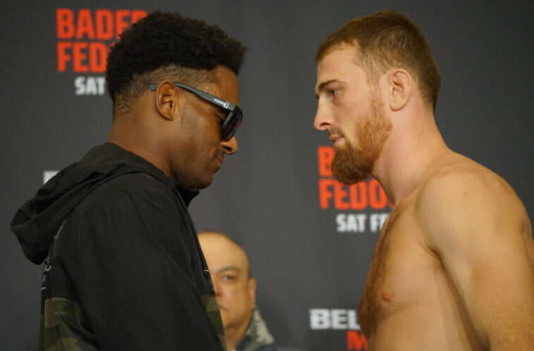 LOS ÁNGELES, CA - 3 DE FEBRERO: Lorenz Larkin (L) y Mukhamed Berkhamov (R) se enfrentan durante el pesaje ceremonial Bellator 290 antes de su pelea el 3 de febrero de 2023, en The Westin en Los Ángeles, CA.  (Foto de Amy Kaplan/Icon Sportswire)