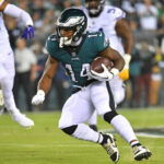 19 de septiembre de 2022;  Filadelfia, Pensilvania, Estados Unidos;  El corredor de los Philadelphia Eagles, Kenneth Gainwell (14), corre con el balón contra los Minnesota Vikings en el Lincoln Financial Field.  Crédito obligatorio: Eric Hartline-USA TODAY Sports