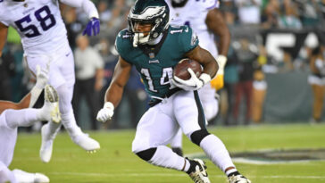 19 de septiembre de 2022;  Filadelfia, Pensilvania, Estados Unidos;  El corredor de los Philadelphia Eagles, Kenneth Gainwell (14), corre con el balón contra los Minnesota Vikings en el Lincoln Financial Field.  Crédito obligatorio: Eric Hartline-USA TODAY Sports