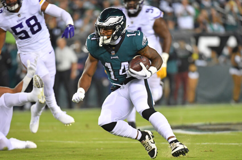 19 de septiembre de 2022;  Filadelfia, Pensilvania, Estados Unidos;  El corredor de los Philadelphia Eagles, Kenneth Gainwell (14), corre con el balón contra los Minnesota Vikings en el Lincoln Financial Field.  Crédito obligatorio: Eric Hartline-USA TODAY Sports