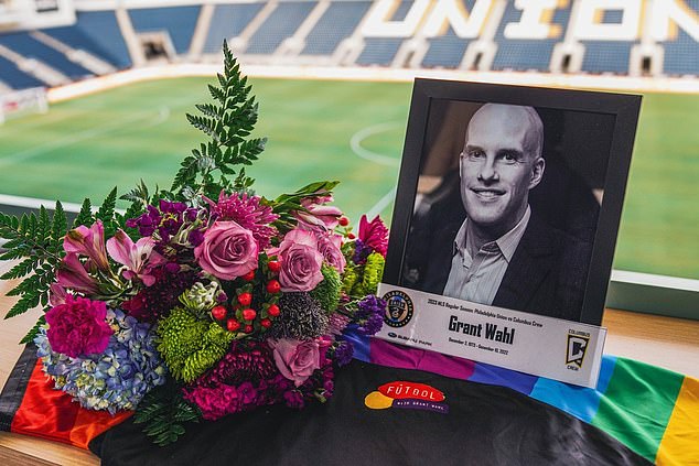 Se colocaron tributos al periodista estadounidense de fútbol Grant Wahl en palcos de prensa de la MLS como este en Filadelfia antes del inicio de la temporada 2023 de la Major League Soccer