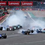 Guanyu Zhou (CHN) Equipo Alfa Romeo F1 C42;  George Russell (GBR) Mercedes AMG F1 W13;  y Alexander Albon (THA) Williams Racing FW44 se estrellaron al comienzo de la carrera.  03.07.2022.  Campeonato Mundial de Fórmula 1, Rd 10, Gran Premio de Gran Bretaña, Silverstone, Inglaterra, Carrera