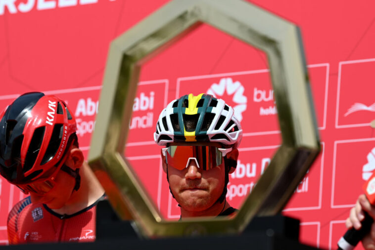 Luke Plapp sigue en la pelea a pesar de perder el liderato del UAE Tour ante Evenepoel