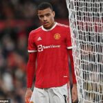 El delantero del Manchester United, Mason Greenwood, de 21 años, permanece en la lista de convocados del club luego de que se retiraron los cargos de intento de violación y agresión en su contra.