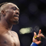 LAS VEGAS, NEVADA - 2 DE JULIO: Jalin Turner celebra después de su sumisión en la primera ronda sobre Brad Riddell de Nueva Zelanda en su pelea de peso ligero durante UFC 276 en T-Mobile Arena el 2 de julio de 2022 en Las Vegas, Nevada.  (Foto de Carmen Mandato/Getty Images)