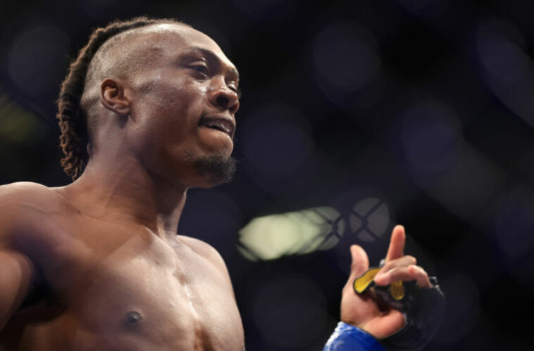 LAS VEGAS, NEVADA - 2 DE JULIO: Jalin Turner celebra después de su sumisión en la primera ronda sobre Brad Riddell de Nueva Zelanda en su pelea de peso ligero durante UFC 276 en T-Mobile Arena el 2 de julio de 2022 en Las Vegas, Nevada.  (Foto de Carmen Mandato/Getty Images)