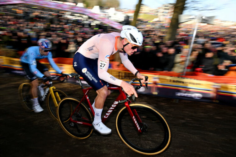 Mathieu van der Poel supera a Van Aert para hacerse con la quinta corona mundial de ciclocross