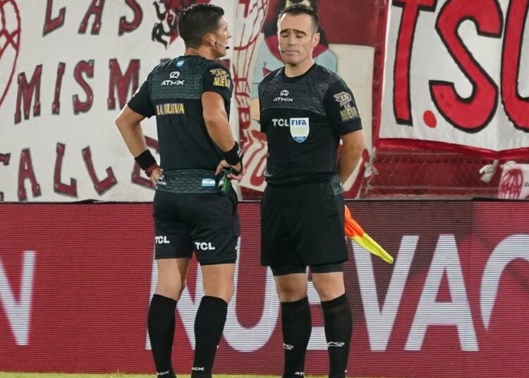 Video: Merlos amenazó con irse del partido por los cantos de la hinchada de Huracán