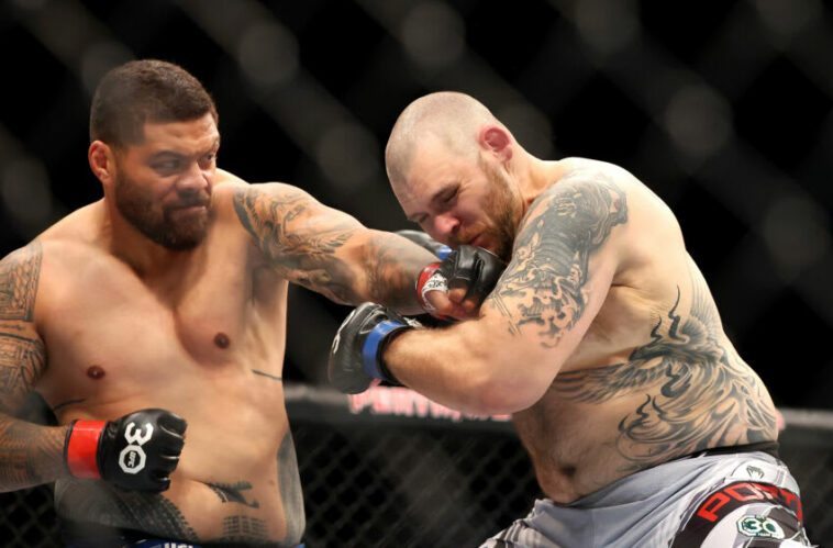 PERTH, AUSTRALIA - 12 DE FEBRERO: Justin Tafa de Nueva Zelanda golpea a Parker Porter de los Estados Unidos en una pelea de peso pesado durante UFC 284 en RAC Arena el 12 de febrero de 2023 en Perth, Australia.  (Foto de Paul Kane/Getty Images)