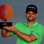 Daniel Gavins levanta el trofeo/Mira el sorprendente putt de Daniel Gavins para sellar la victoria del DP World Tour - Warren Little/Getty Images