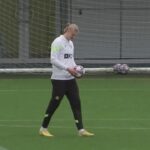 Erling Haaland inspeccionó cuidadosamente el nuevo balón de la Champions League en un entrenamiento