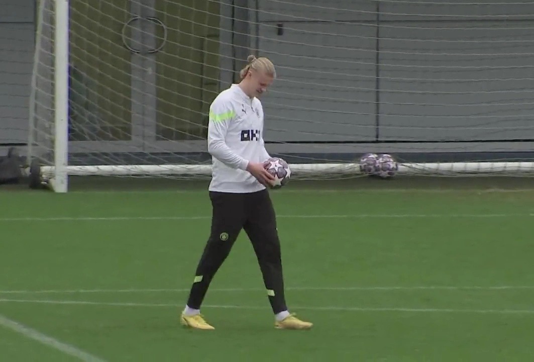 Erling Haaland inspeccionó cuidadosamente el nuevo balón de la Champions League en un entrenamiento