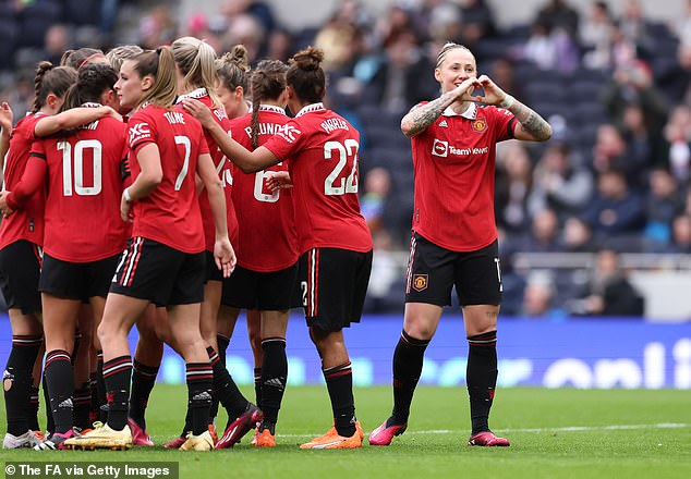 El Manchester United ganó 2-1 al Tottenham en su choque de la Superliga Femenina el domingo.