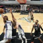 El jugador de los Sacramento Kings Malik Monk (0) en acción contra Los Angeles Clippers