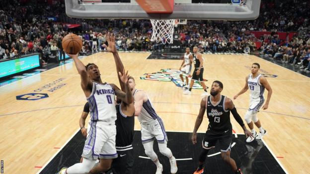 El jugador de los Sacramento Kings Malik Monk (0) en acción contra Los Angeles Clippers