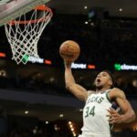 Giannis Antetokounmp clava para los Bucks de Milwaukee