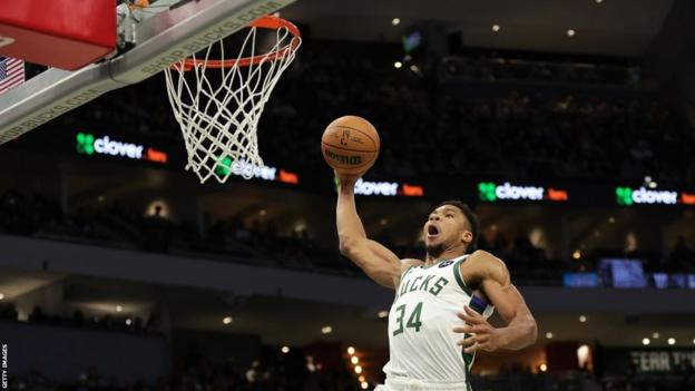 Giannis Antetokounmp clava para los Bucks de Milwaukee