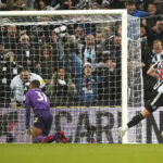 Sean Longstaff del Newcastle, a la derecha, celebra el gol