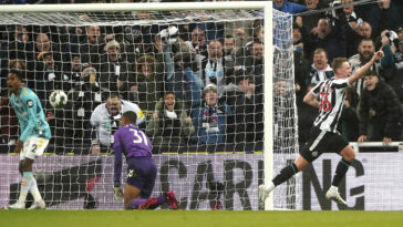 Sean Longstaff del Newcastle, a la derecha, celebra el gol