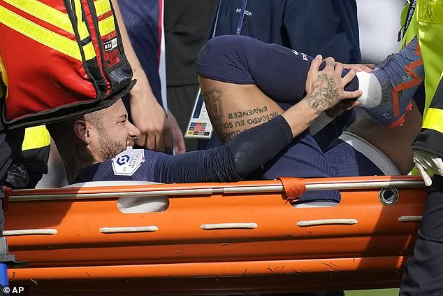 Neymar fue sacado en camilla tras sufrir una lesión en el tobillo en la goleada al Lille