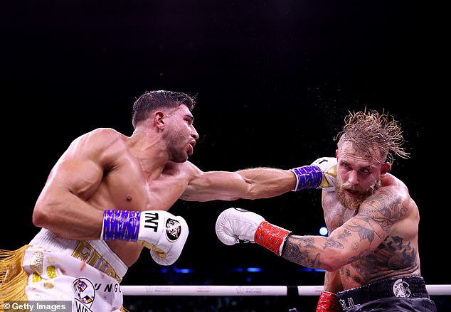 El boxeador británico Tommy Fury derrotó a Jake Paul por decisión dividida en Arabia Saudita el domingo por la noche.