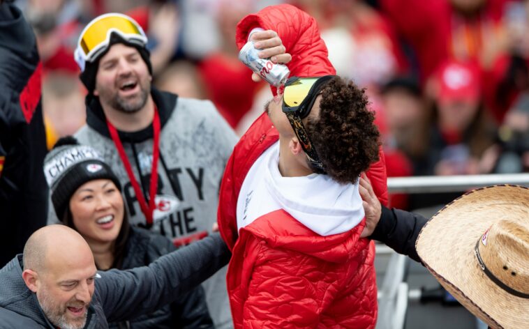 Patrick Mahomes refleja a Tom Brady borracho con una celebración épica del club después del desfile del Super Bowl de los Chiefs (Video)