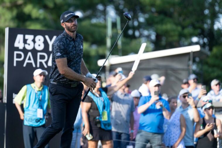 Dustin Johnson observa su pelota después de hacer un golpe de salida el día 16 durante la segunda ronda del torneo LIV Golf en The International.