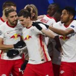 Marcel Sabitzer (centro) preparó el primer gol del RB Leipzig para Angelino cuando vencieron al Manchester United 3-2 en la fase de grupos de la Liga de Campeones 2020-21