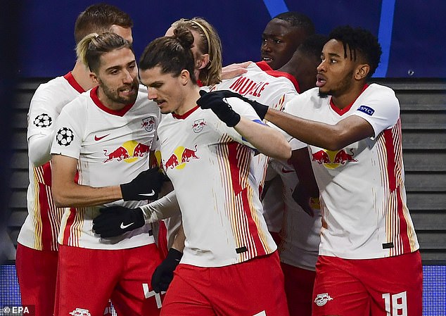 Marcel Sabitzer (centro) preparó el primer gol del RB Leipzig para Angelino cuando vencieron al Manchester United 3-2 en la fase de grupos de la Liga de Campeones 2020-21