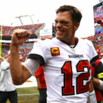 1 de enero de 2023;  Tampa, Florida, Estados Unidos;  El mariscal de campo de los Tampa Bay Buccaneers, Tom Brady (12), se entusiasma antes del partido contra los Carolina Panthers en el estadio Raymond James.  Crédito obligatorio: Kim Klement-USA TODAY Sports