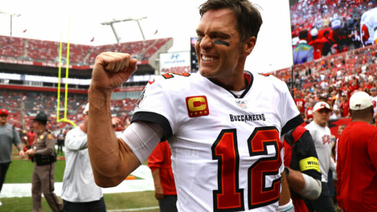 1 de enero de 2023;  Tampa, Florida, Estados Unidos;  El mariscal de campo de los Tampa Bay Buccaneers, Tom Brady (12), se entusiasma antes del partido contra los Carolina Panthers en el estadio Raymond James.  Crédito obligatorio: Kim Klement-USA TODAY Sports