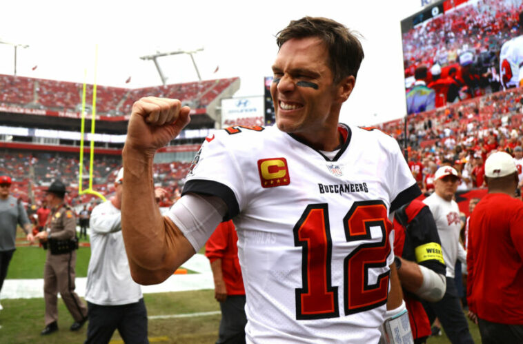 1 de enero de 2023;  Tampa, Florida, Estados Unidos;  El mariscal de campo de los Tampa Bay Buccaneers, Tom Brady (12), se entusiasma antes del partido contra los Carolina Panthers en el estadio Raymond James.  Crédito obligatorio: Kim Klement-USA TODAY Sports